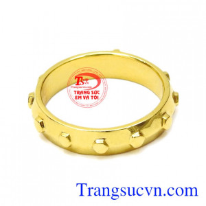 Nhẫn nam vàng thánh giá phù hợp với nhiều kiểu trang phục, hợp thời trang.