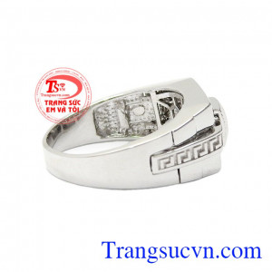 Thiết kế chạm khắc tỉ mỉ kết hợp cùng đá CZ sáng lấp lánh tạo thêm phần nổi bật,Nhẫn nam vàng trắng doanh nhân