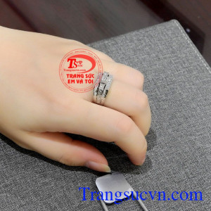 Sản phẩm có thể kết hợp với nhiều loại trang phục giúp phái mạnh thể hiện cá tính và phong cách của mình,Nhẫn nam vàng trắng doanh nhân