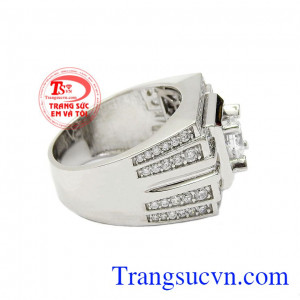 Sản phẩm thiết kế mới lạ được rất nhiều khách hàng ưa chuộng vì dễ dàng kết hợp với nhiều loại trang phục khác nhau,Nhẫn nam vàng trắng quý ông