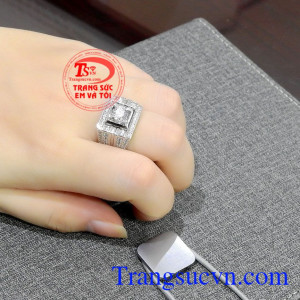Với giá cả hợp lý, bảo hành uy tín, giao hàng toàn quốc khách hàng có thể hoàn toàn yên tâm về chất lượng,Nhẫn nam vàng trắng quý ông