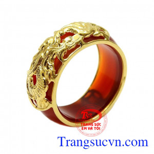 Nhẫn ngọc mã não bọc rồng vàng được chế tác tinh tế từ vàng 18k và ngọc mã não thiên nhiên,Nhẫn ngọc mã não bọc rồng vàng