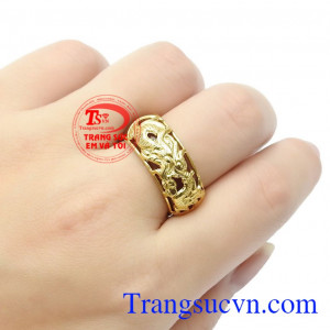 Rồng là linh vật của sự quyền lực, linh thiêng nên chi tiết rồng được chạm khắc mang lại cho phái mạnh sự quyền quý, nam tính,Nhẫn ngọc mã não bọc rồng vàng