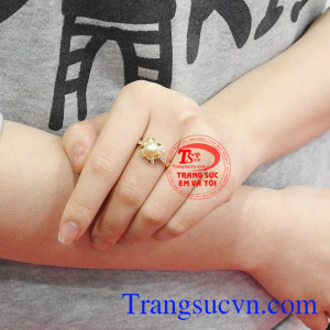 Nhẫn nữ ngọc trai thanh lịch sáng bóng, công ty trang sức Em và Tôi đảm bảo chất lượng sản phẩm cho khách hàng.