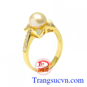 Nhẫn nữ ngọc trai thanh lịch là sản phẩm được chế tác sắc nét tôn lên vẻ thanh thoát cho phái đẹp.