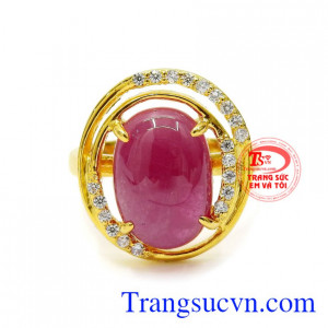 Điểm nhấn của chiếc nhẫn chính là viên đá Ruby thiên nhiên sáng bóng toát lên một vẻ quý tộc và quý phái cho phái đẹp. Nhẫn nữ Ruby nổi bật