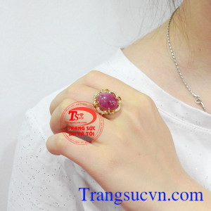 Nhẫn nữ ruby rực rỡ được chế tác từ vàng tây 14k bền đẹp kết hợp cùng đá ruby thiên nhiên hợp mệnh.
