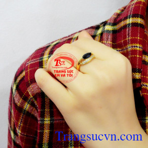 Sản phẩm phù hợp với mọi lứa tuổi và kết hợp được với nhiều loại trang phục khác nhau,Nhẫn nữ Sapphire thời trang