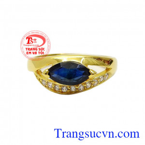 Sapphire mang lại cảm giác êm đềm và tập trung tâm trí, giảm sự mệt mỏi, căng thẳng, giúp tinh thần thoải mái và loại bỏ được những suy nghĩ tiêu cực cho người đeo,Nhẫn nữ Sapphire thời trang