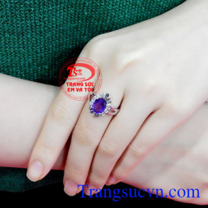 Nó giúp kích hoạt thần kinh trong não giúp chữa bệnh nhức đầu, lo lắng, chấn động và trầm cảm,Nhẫn nữ thạch anh tím sang trọng