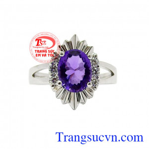 Với kiểu dáng sang trọng, bắt mắt với điểm nhấn là viên thạch anh tím chính giữa còn xung quanh được kết đá nhỏ làm tăng sự nổi bật và tôn lên vẻ dịu dàng,Nhẫn nữ thạch anh tím sang trọng