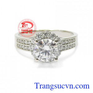 Chiếc nhẫn này được chế tác công phu, gắn đá tinh xảo sáng lấp lánh tạo nét nổi bật cho phái đẹp. Nhẫn nữ tìm kiếm ước mơ