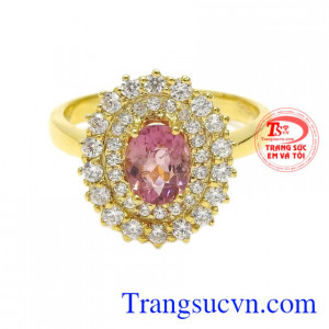 Đá Tourmaline là loại đá không chỉ được làm các món đồ trang sức mà nó có nhiều công dụng trong phong thủy và sức khỏe. Nhẫn nữ Tourmaline độc đáo