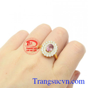 Những viên đá này sẽ hấp thụ những nguồn năng lượng xấu, hỗ trợ chưa trị bệnh, cân bằng cảm xúc. Nhẫn nữ Tourmaline độc đáo