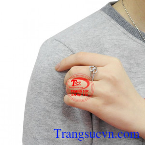 Nhẫn nữ trái tim ghép đôi đeo hợp thời trang, nữ tính.