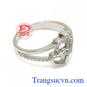 Đây sẽ là món quà không chỉ xinh xắn mà còn chất chứa nỗi niềm yêu thương đến một nửa của mình. Nhẫn nữ trái tim ghép đôi