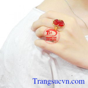 Nhẫn nữ tỳ hưu an khang đeo hợp phong thủy, dễ kết hợp quần áo.