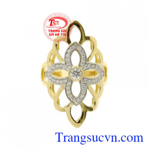 Chiếc nhẫn này rất phù hợp cho những bộ cánh trong các buổi dạ tiệc làm tôn lên thần thái, thu hút mọi ánh nhìn. Nhẫn nữ vàng cách điệu