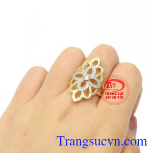 Đây sẽ là sản phẩm khiến các nàng ưng ý khi bỏ tiền túi ra mua. Nhẫn nữ vàng cách điệu