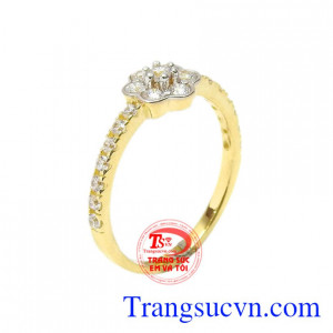 Nhẫn nữ vàng hoa xinh xắn là sự lựa chọn hoàn hảo dành cho các cô gái yêu thích sự trong trẻo, thuần khiết, nữ tính. 