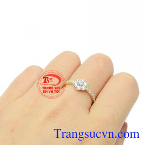 Sản phẩm dễ kết hợp với nhiều kiểu quần áo, hợp xu hướng. Nhẫn nữ vàng hoa xinh xắn