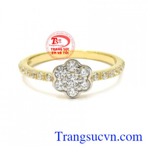Với thiết kế nhỏ xinh nhưng chiếc nhẫn vẫn trở nên tỏa sáng toát lên vẻ thần thái cho phái đẹp. Nhẫn nữ vàng hoa xinh xắn