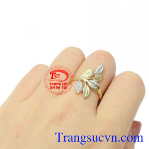 Chiếc nhẫn này là sự lựa chọn hoàn hảo cho những cô nàng yêu thích sự cá tính, muốn làm mới bản thân mình. Nhẫn nữ vàng thanh tao