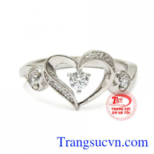 Chiếc nhẫn này chính là món quà chất chứa tình yêu thương của người tặng đến một nửa của mình. Nhẫn nữ vàng trái tim hạnh phúc