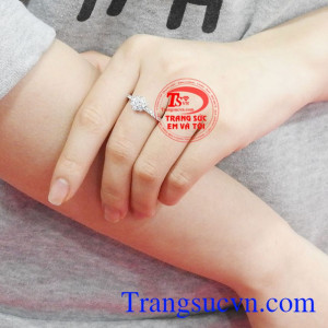 Nhẫn vàng trắng hoa xinh xắn thanh toán an toàn.