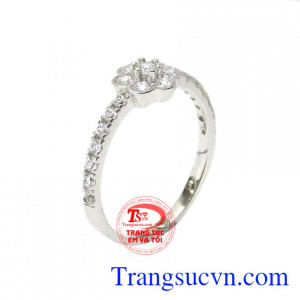 Nhẫn vàng trắng hoa xinh xắn là sản phẩm mới của công ty trang sức Em và Tôi, với thiết kế vô cùng bắt mắt, sáng bóng.