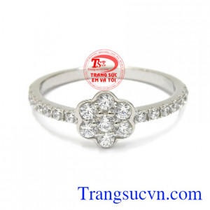 Đây sẽ là sản phẩm mà nhiều cô gái mong chờ và yêu thích. Nhẫn vàng trắng hoa xinh xắn