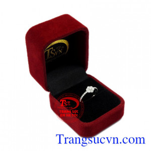 Nhẫn vàng trắng hoa xinh xắn