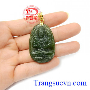 Phật bản mệnh nephrite Sửu Dần với đường nét chạm khắc tinh xảo, kết hợp với móc vàng sang trọng dễ dàng kết hợp với nhiều loại dây chuyền khác nhau, tạo nên phong cách riêng cho người đeo.