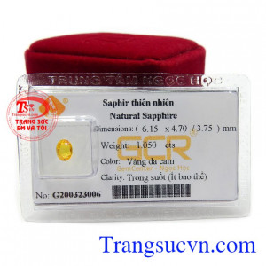 Sapphire vàng ép vỉ bình an là viên đá mang lại sự giàu sang sung túc, giúp đạt được mục đích mong muốn, loại khỏi đầu óc những suy nghĩ tiêu cực, đem lại trí tuệ và tri thức