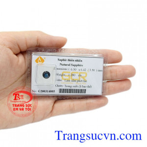 Viên saphir có màu lam sẫm phớt lục, được chạm khắc hình tròn/facet vô cùng sang trọng và tinh tế. Viên saphir thiên nhiên đẹp