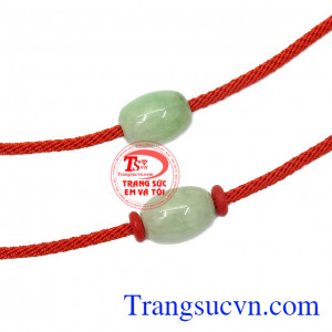 Ngày nay các thầy thuốc cũng cho rằng ngọc cẩm thạch nếu được sử dụng lăn lên da hàng ngày sẽ có khả năng giúp chủ nhân của chúng có làn da tươi trẻ và khỏe mạnh,Vòng tay lu thống Jadeite xinh xắn