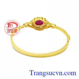 Kết hợp vàng màu 14k cùng đá cz và ruby thiên nhiên tạo nên vẻ đẹp sang trọng, quý phái. Vòng tay ruby nữ hoàng