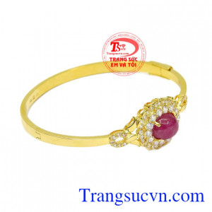 Vòng tay ruby nữ hoàng được thiết kế với viền đá trắng lấp lánh tôn lên vẻ đẹp quyến rũ của viên đá ruby thiên nhiên. 