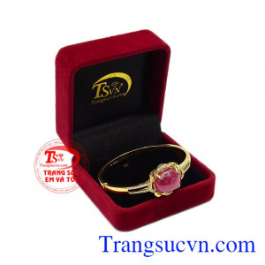 Sự kết hợp hài hòa giữa vàng tây 14k cùng đá ruby thiên nhiên càng làm cho chiếc vòng tay thêm hoàn hảo. Vòng tay ruby rực rỡ