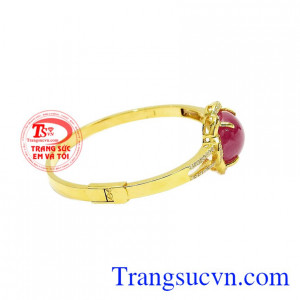 Vòng tay ruby rực rỡ mang phong cách hiện đại, trẻ trung.