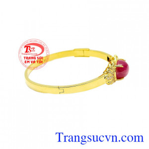 Vòng tay ruby sao lấp lánh là một thiết kế mới của Trang sức Em và Tôi. 