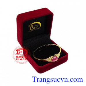 Vòng tay sang trọng, cuốn hút giúp cho người đeo càng hấp dẫn hơn. Vòng tay ruby sao lấp lánh