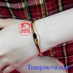Sapphire thiên nhiên màu xanh là màu được yêu thích nhất, đem lại may mắn, bịnh an cho chủ nhân mệnh Mộc và Thủy,Vòng tay Sapphire độc đáo
