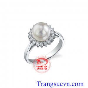 Với nhẫn nữ ngọc trai càng tăng thêm nét kiều diễm cho bạn gái, là món quà mà ai cũng ước ao.