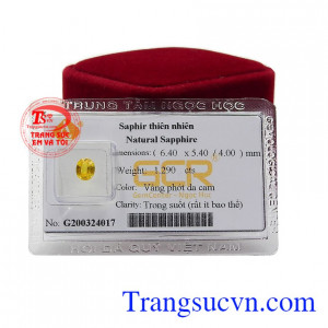 Sapphire còn là viên đá của tình yêu, hạnh phúc và lòng chung thủy nên thường được kết hợp với trang sức mùa cưới mang ý nghĩa cho một tình yêu bền lâu, viên mãn