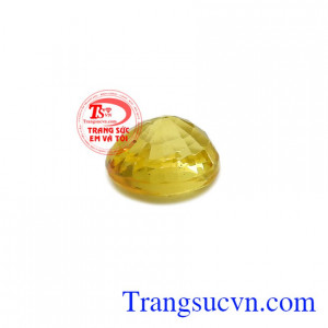 Trong phong thủy thì Sapphire vàng là viên đá mang lại tài lộc, may mắn và hạnh phúc, là lá bùa hộ mệnh cho người đeo.