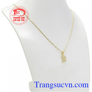 Bộ dây chuyền chữ B nổi bật khó có ai có thể chối từ. 