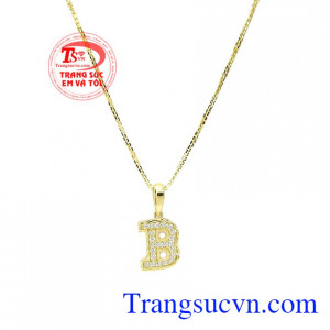 Nếu trước đây xu hướng đeo dây chuyền với tên đầy đủ, thì nay đã dịch chuyển và đơn giản chỉ là mặt dây chữ cái. Bộ dây chuyền chữ B nổi bật
