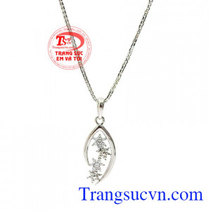 Bộ dây chuyền vàng duyên dáng phù hợp nhiều kiểu trang phục và phong cách thời trang khác nhau