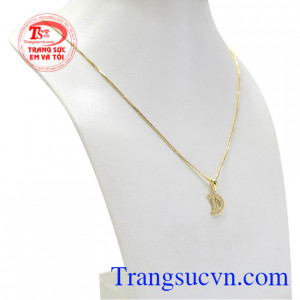 Sản phẩm hiện đang là xu hướng của giới trê với phong cách trẻ trung, dễ kết hợp.